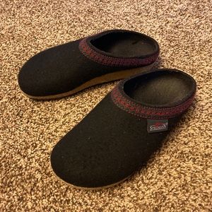 Limited edition Stegmann wool clogs w/ red details